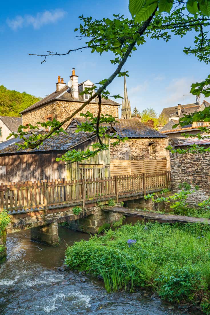 Along the Nancon River in the medieval quarter