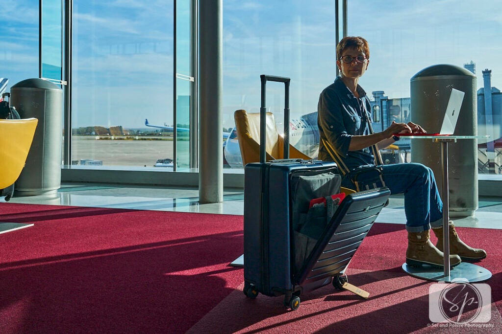Andi in Paris CDG Airport with her LEVEL8 Suitcase