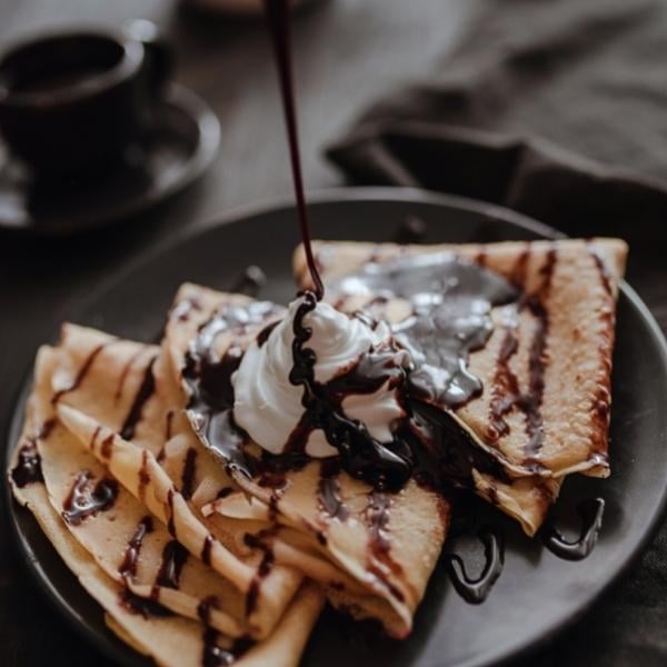 crepes with chocolate sauce